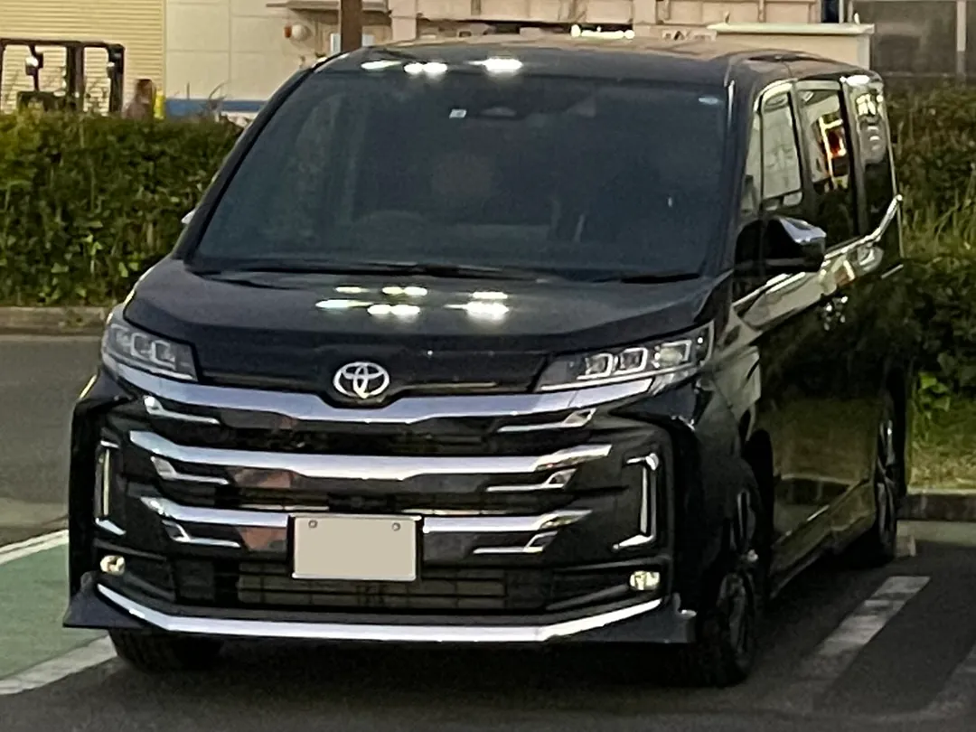 Toyota Noah 2022 — foto 2