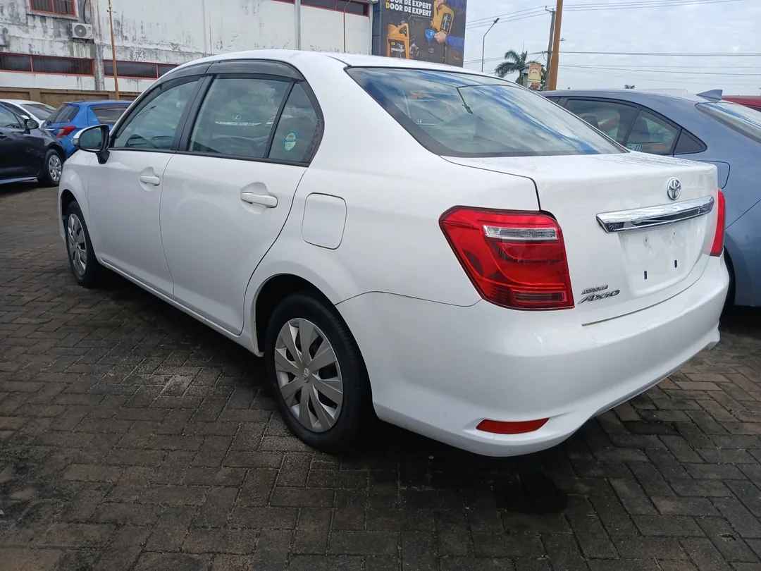 Toyota Corolla Axio 2017 — foto 2