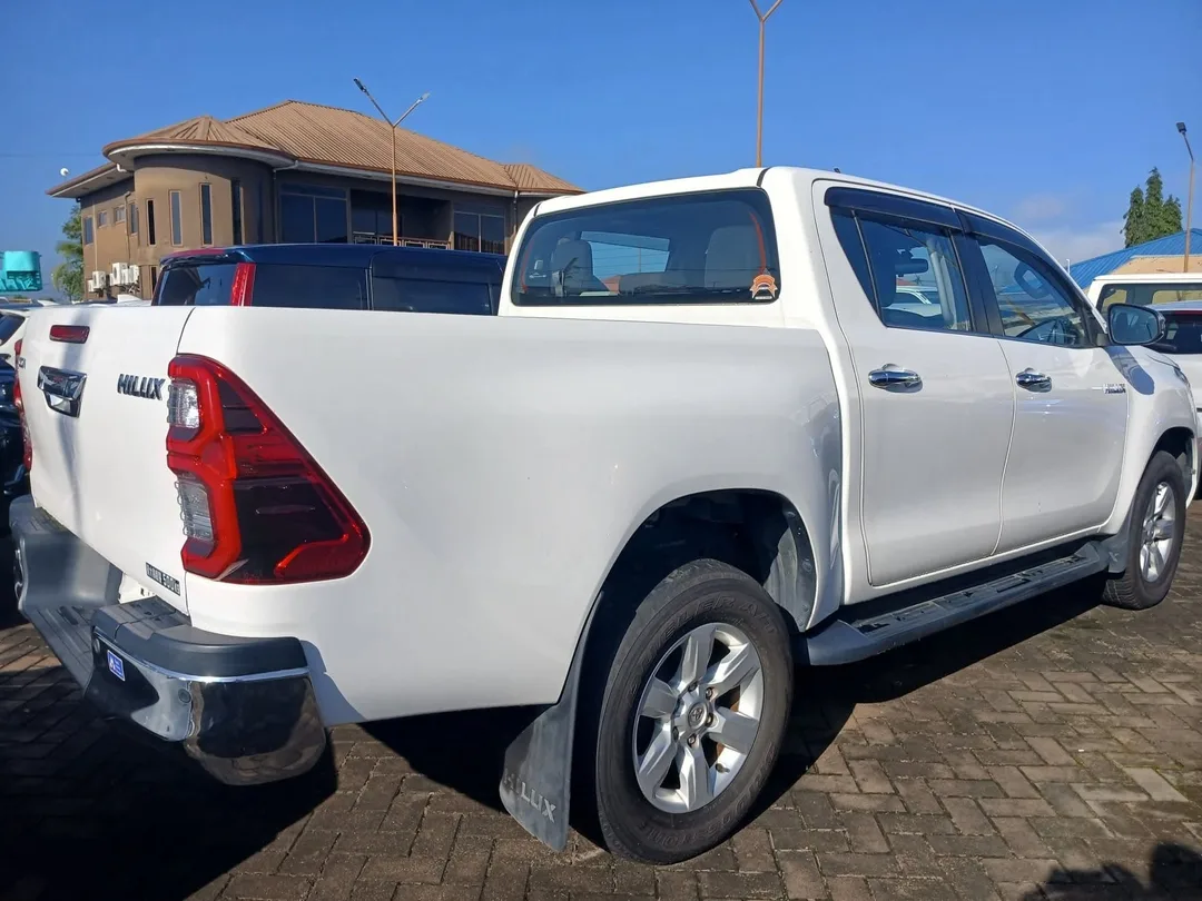 Toyota Hilux 2021 — foto 3