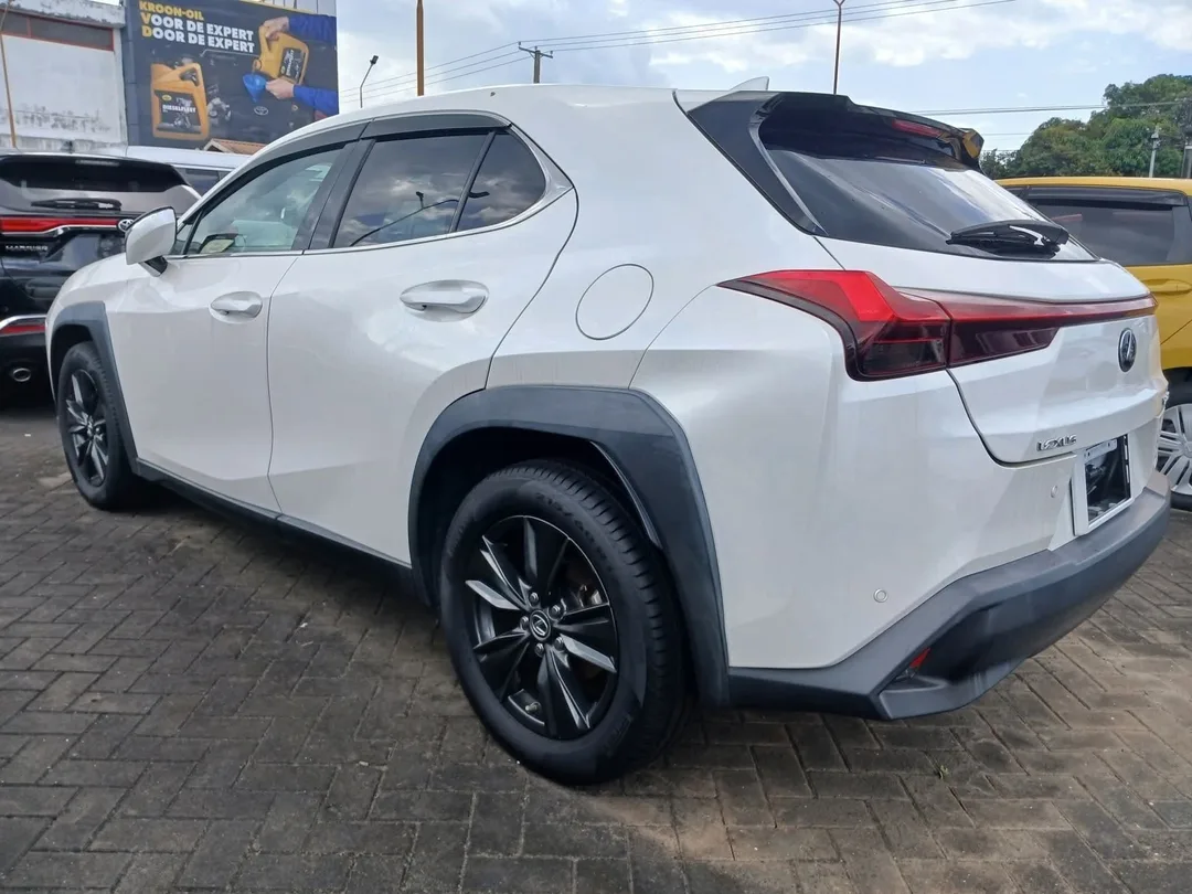 Lexus UX 200 2019 — foto 2