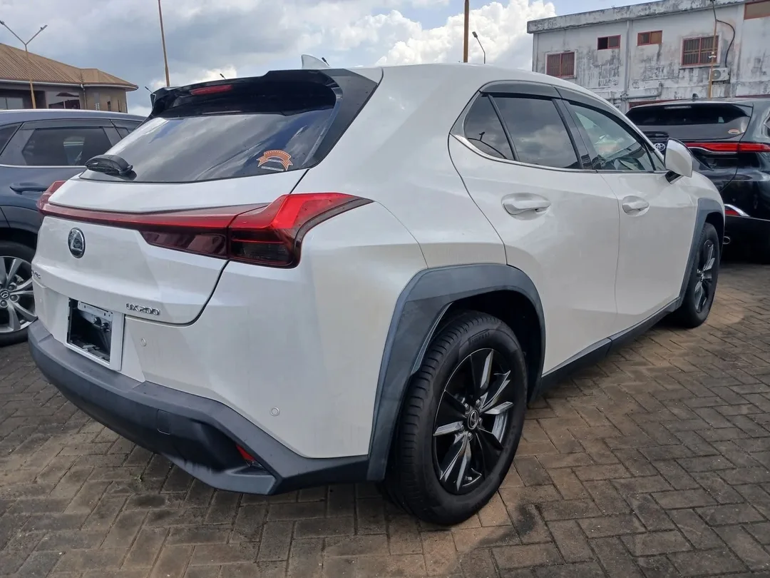 Lexus UX 200 2019 — foto 3