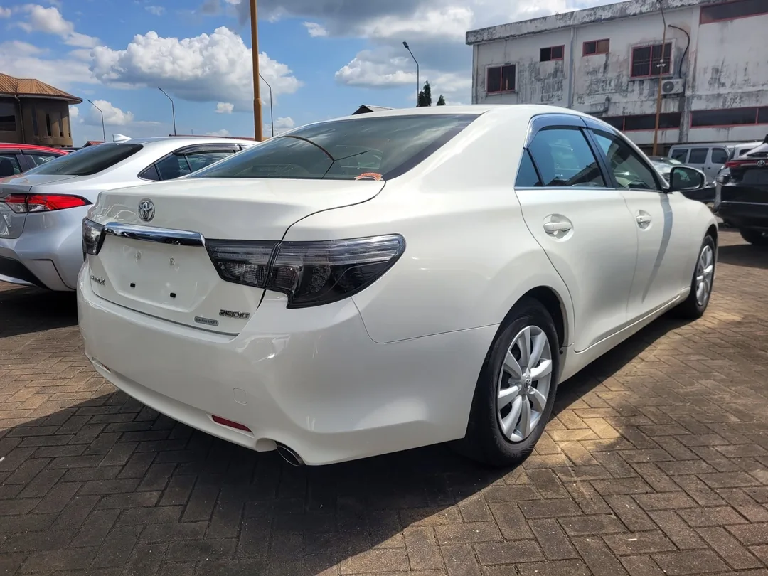 Toyota Mark X 2019 — foto 3