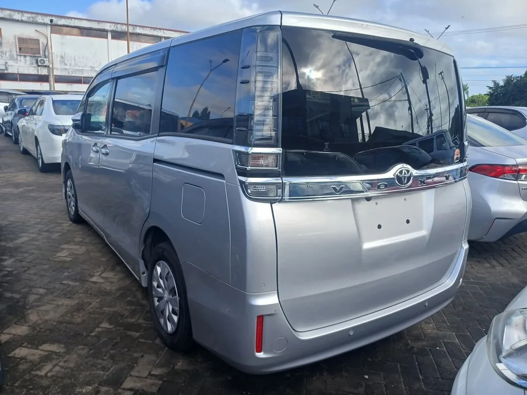 Toyota Voxy 2020 — foto 2