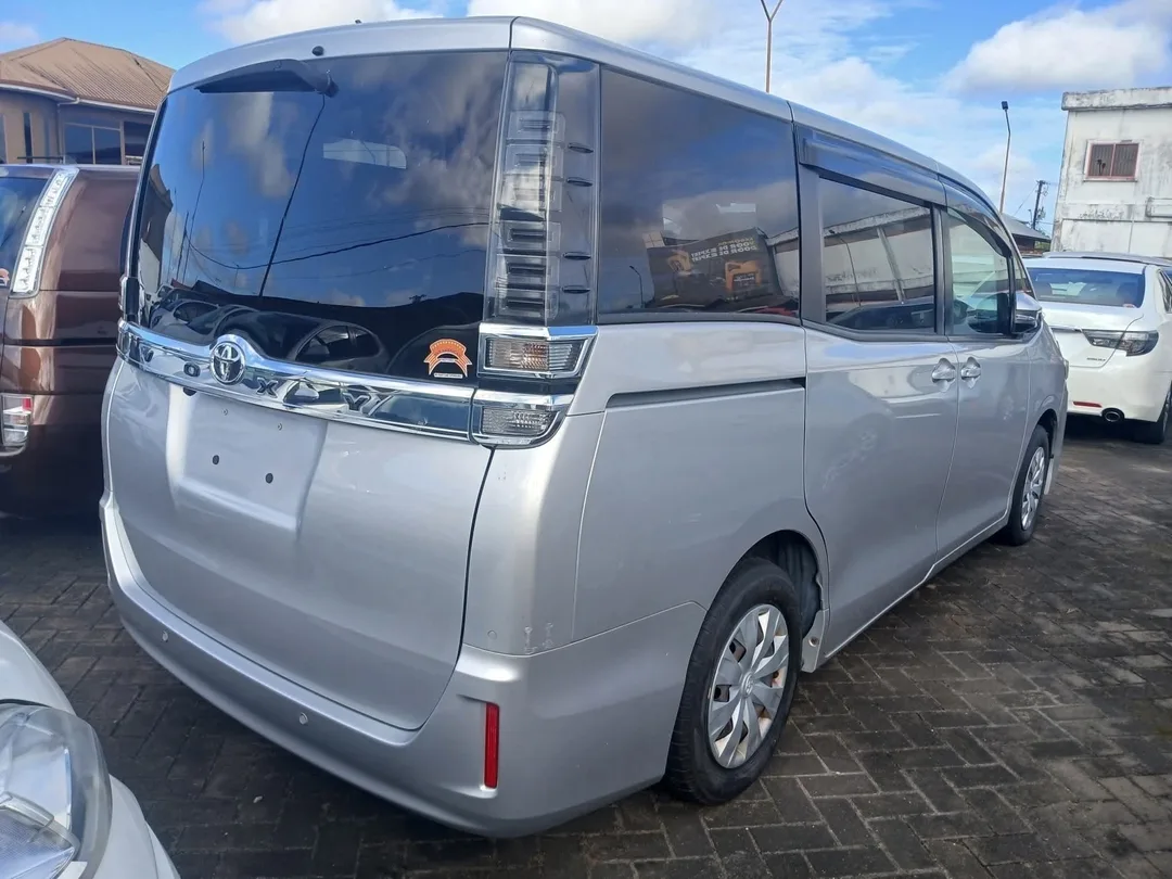 Toyota Voxy 2020 — foto 3