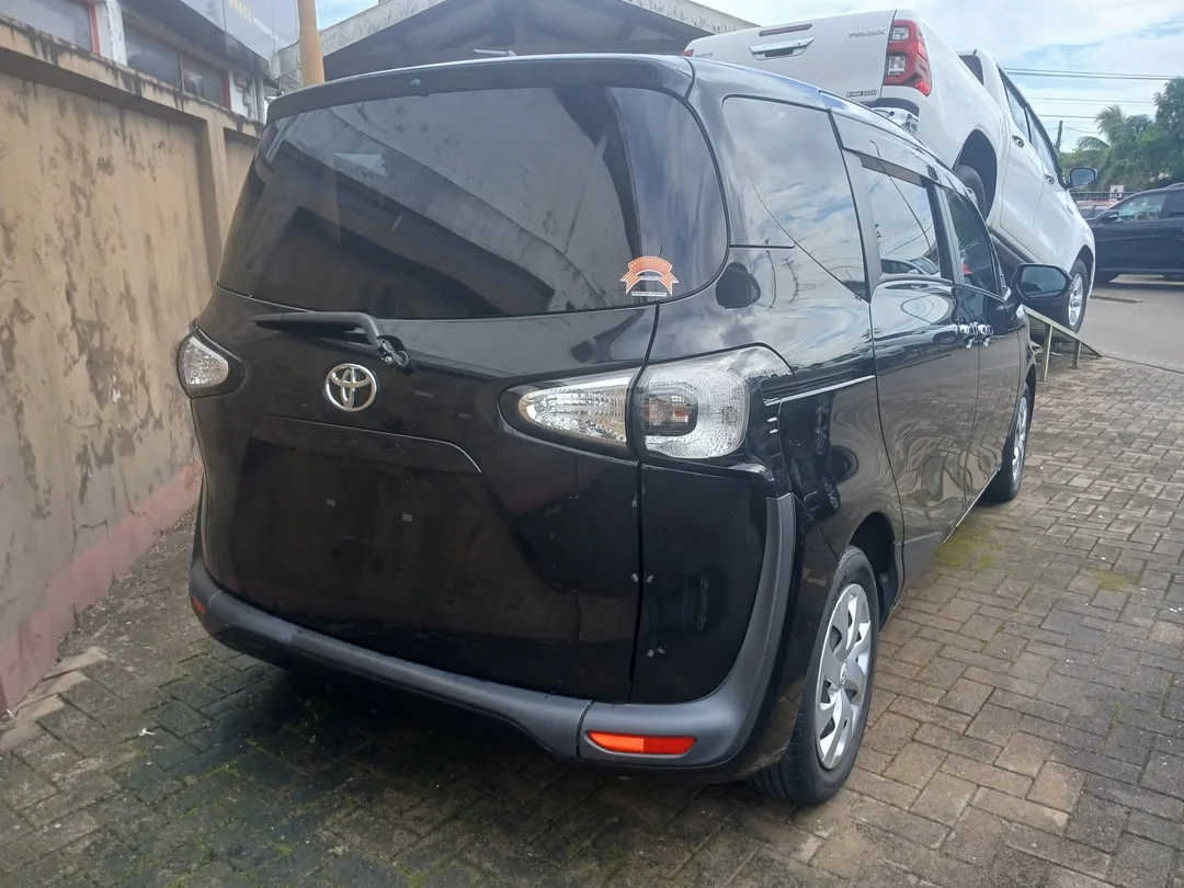 Toyota Sienta 2018 — foto 3