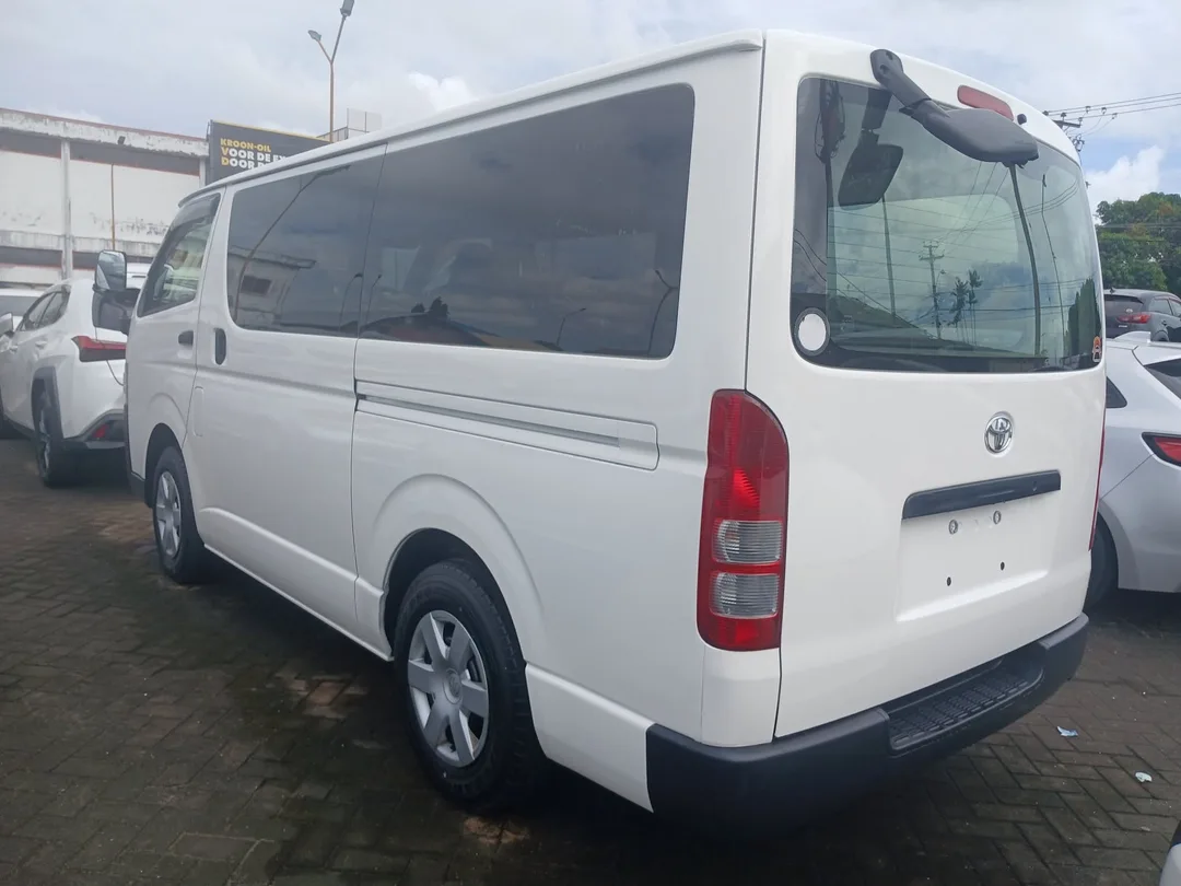 Toyota Hiace 2019 — foto 2