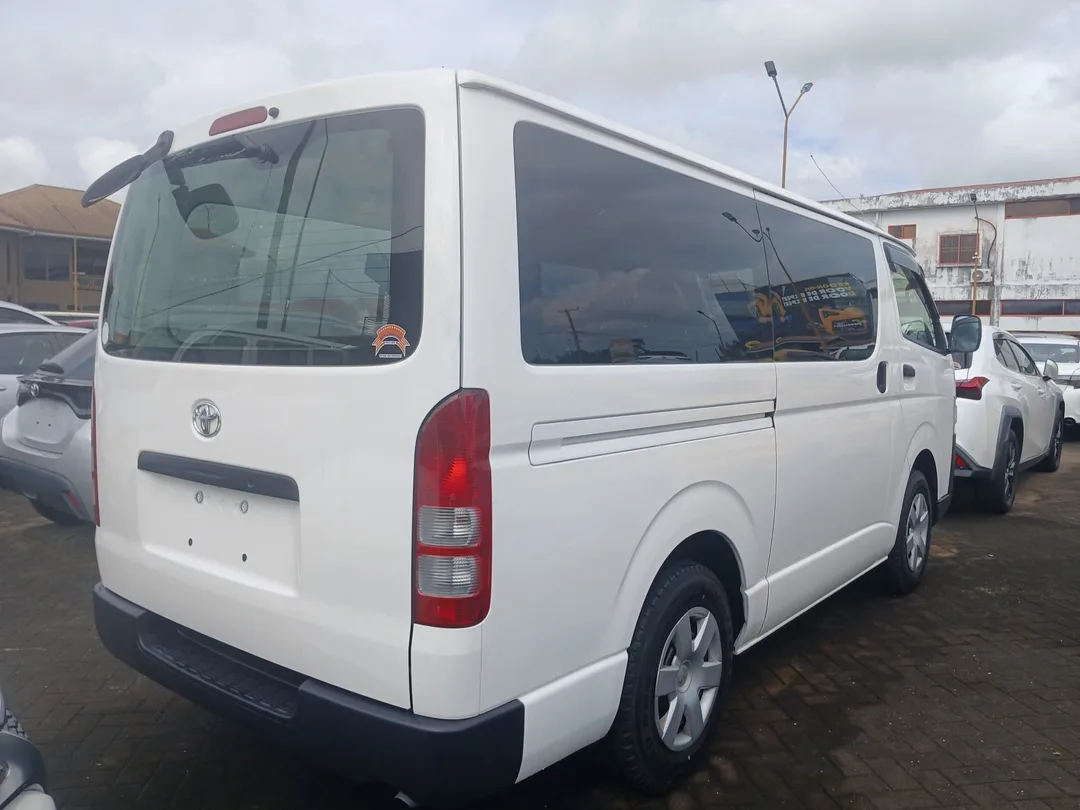 Toyota Hiace 2019 — foto 3